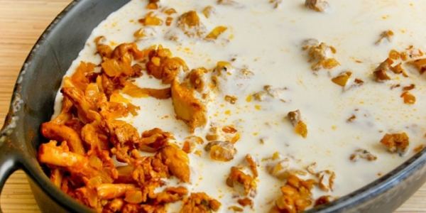 Лисички в сметане - рецепты приготовления с мясом, картошкой и сыром на сковороде или в духовке Лисички в сметане - рецепты приготовления с мясом, картошкой и сыром на сковороде или в духовке