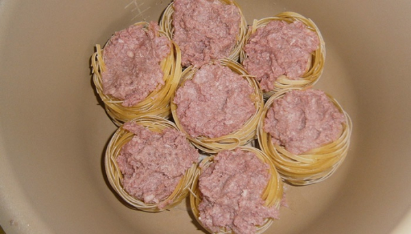 Гнезда из макарон с фаршем