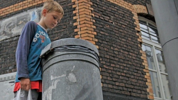 Бродяжничали и&nbsp;клянчили еду: что стало с&nbsp;детьми, раздиравшими котлеты руками