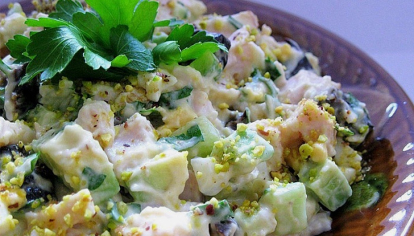 Салат с копченой куриной грудкой Салат с копченой куриной грудкой