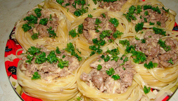 Гнезда из макарон с фаршем