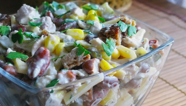 Салат с копченой куриной грудкой Салат с копченой куриной грудкой