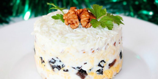 Салат с черносливом и грецким орехом - пошаговые рецепты приготовления с курицей, говядиной и индейкой