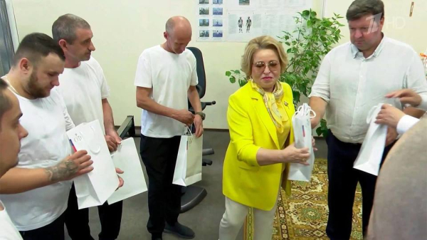 Валентина Матвиенко навестила бойцов, которые восстанавливаются после ранений Валентина Матвиенко навестила бойцов, которые восстанавливаются после ранений