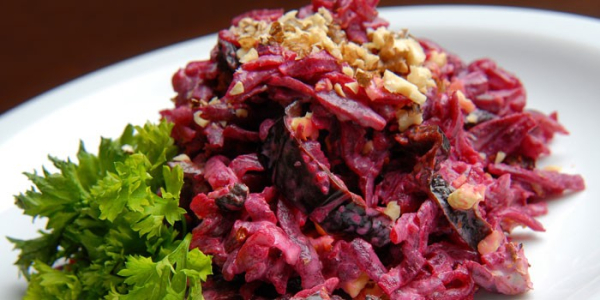 Салат с черносливом и грецким орехом - пошаговые рецепты приготовления с курицей, говядиной и индейкой