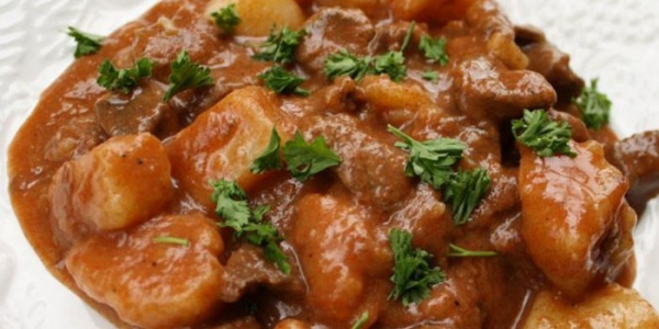 Гуляш из индейки - как вкусно приготовить в домашних условиях по пошаговым рецептам с фото Гуляш из индейки - как вкусно приготовить в домашних условиях по пошаговым рецептам с фото