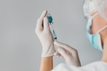 Врач-иммунолог Крючков назвал вакцинацию лучшей защитой от &laquo;осенних&raquo; болезней